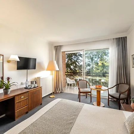 Forest Park 4* بلاتريس